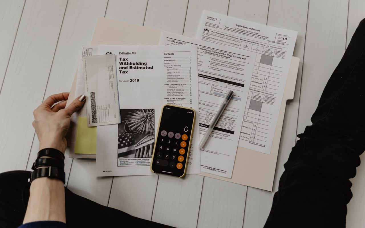 Mobile app development cost in 2026 — calculator and paperwork